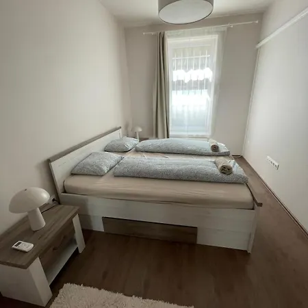 Freedom Near Parlament With Ac * Будапешт