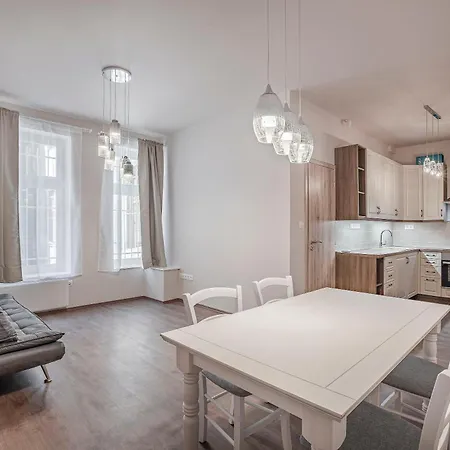 Freedom Near Parlament With Ac * Будапешт